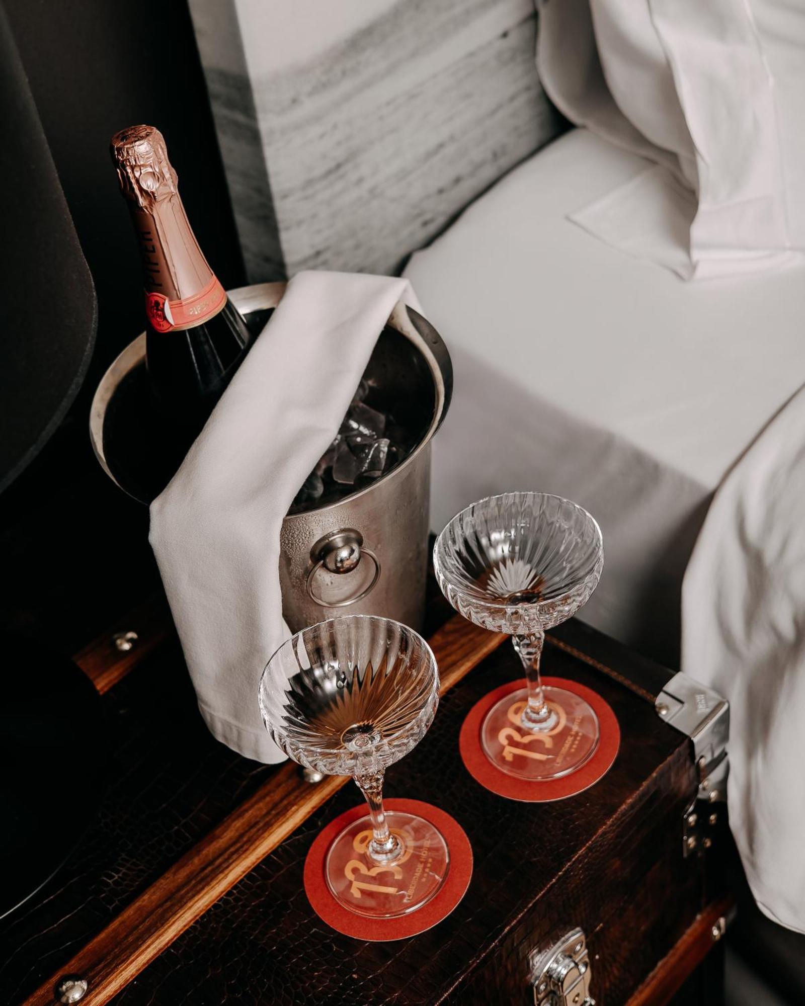 138 Liberdade Hotel Лиссабон Экстерьер фото Champagne in a cooler