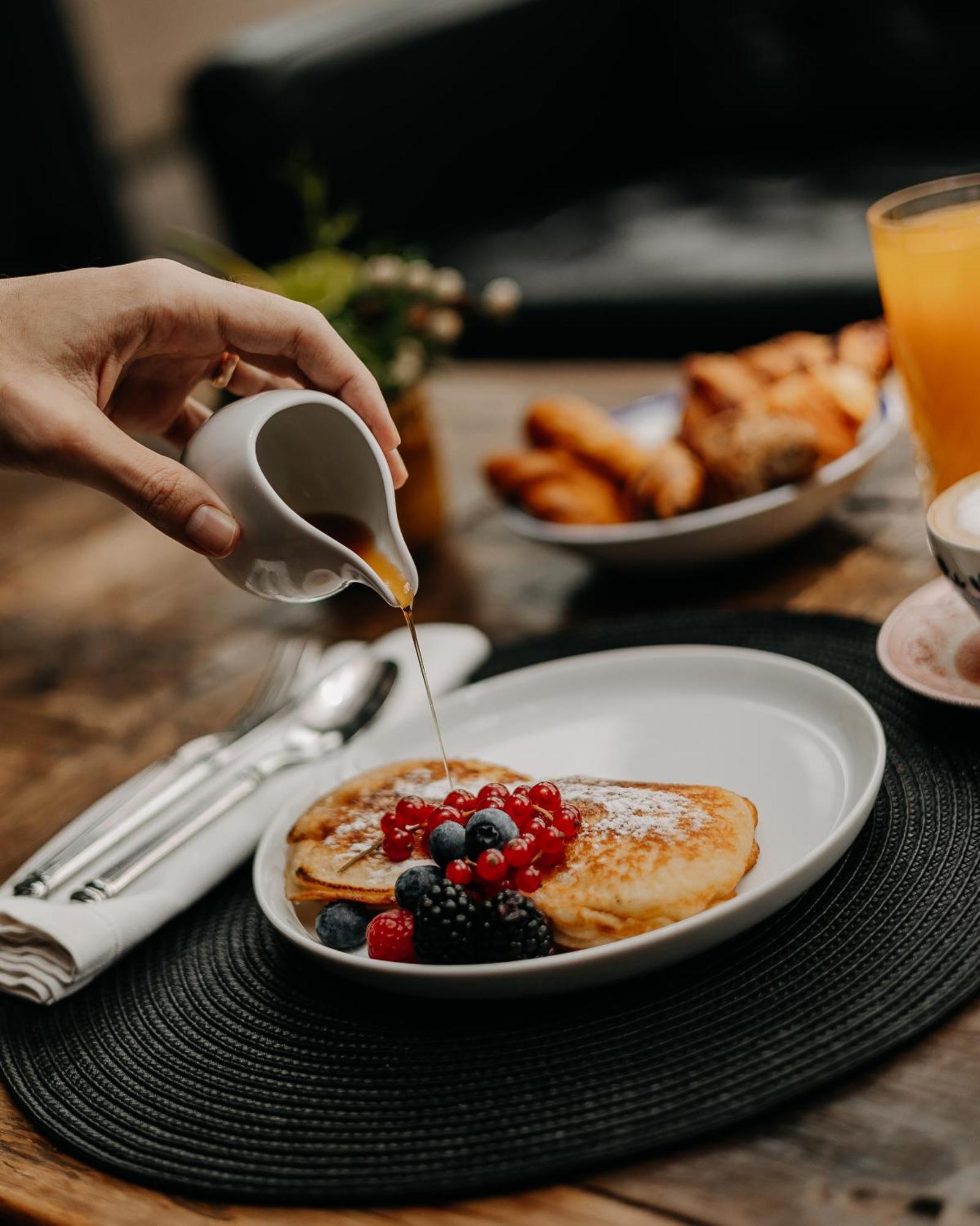 138 Liberdade Hotel Лиссабон Экстерьер фото Maple syrup being poured onto French toast
